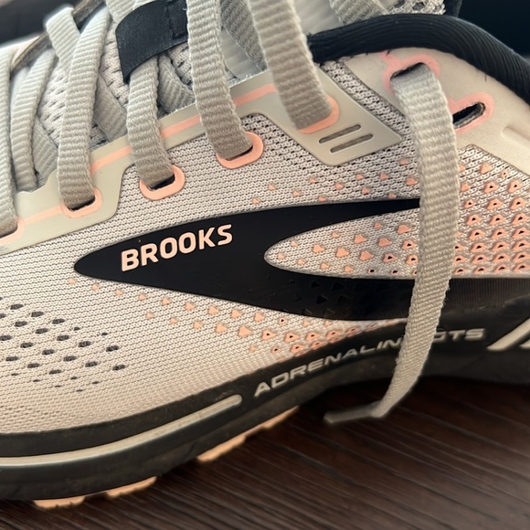 Brooks Womens adrenaline GTS 22 grey size 8 sneakers - Picture 3 of 6